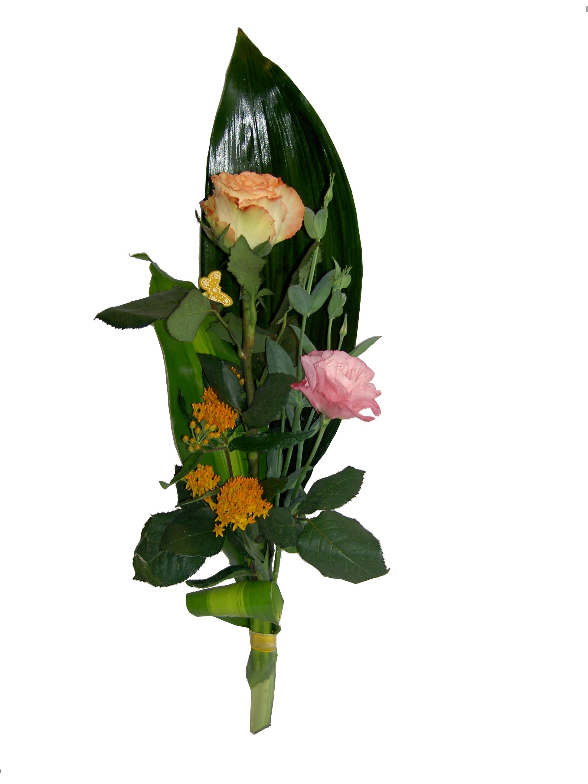 Kompozycja kwiatowa: łososiowa i różowa róża, żółte drobne kwiaty, duży błyszczący liść, przewiązane zielonym liściem z żółtą gumką, ozdobione złotym motylkiem.